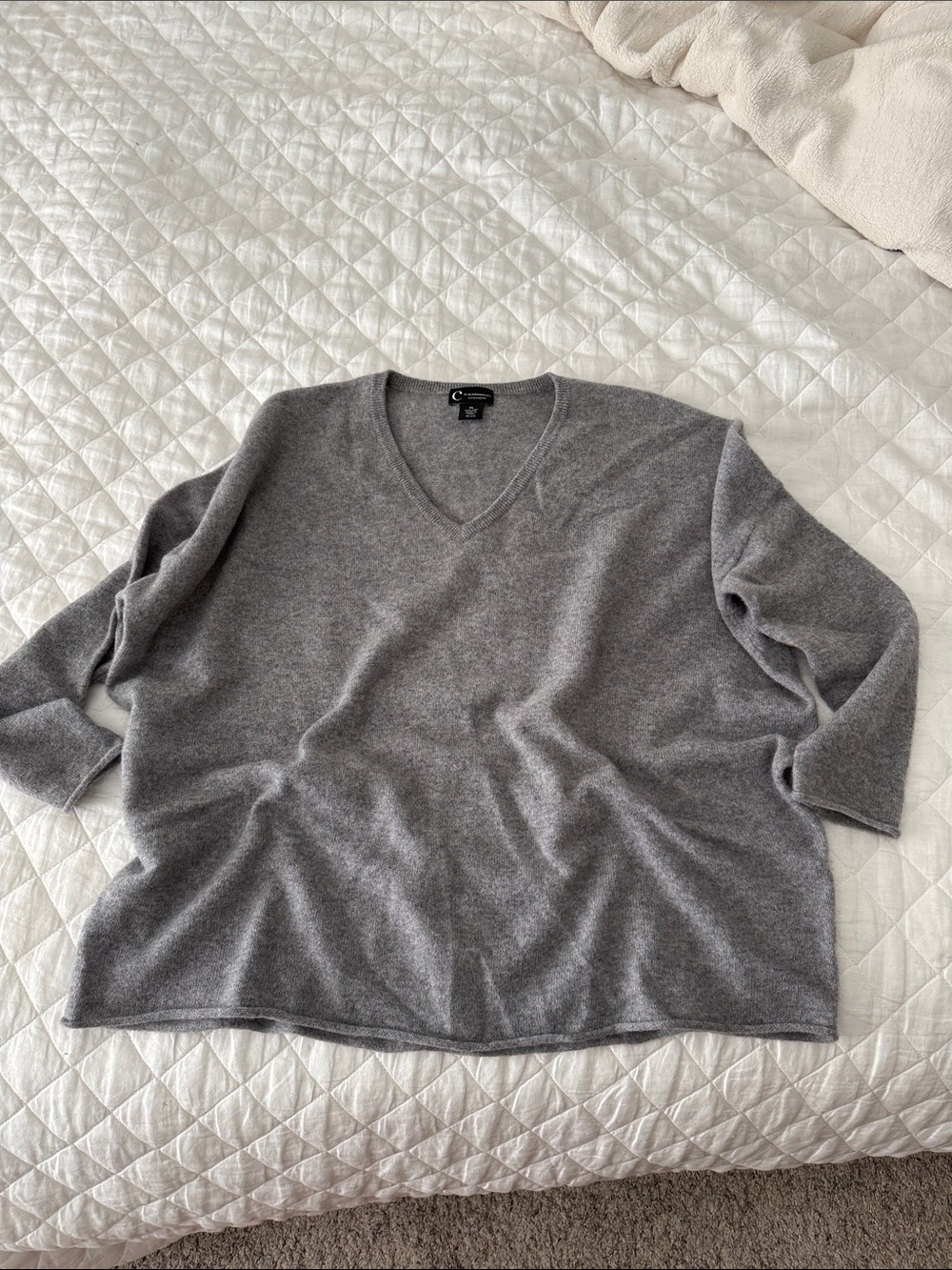 Cashmere Bloomingdale's Women's V-Neck Sweater in Gray